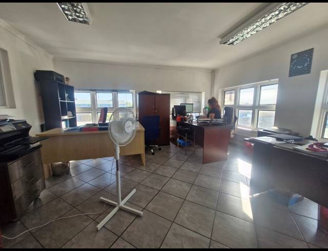 1,270M² WAREHOUSE TO LET IN STIKLAND INDUSTRIAL